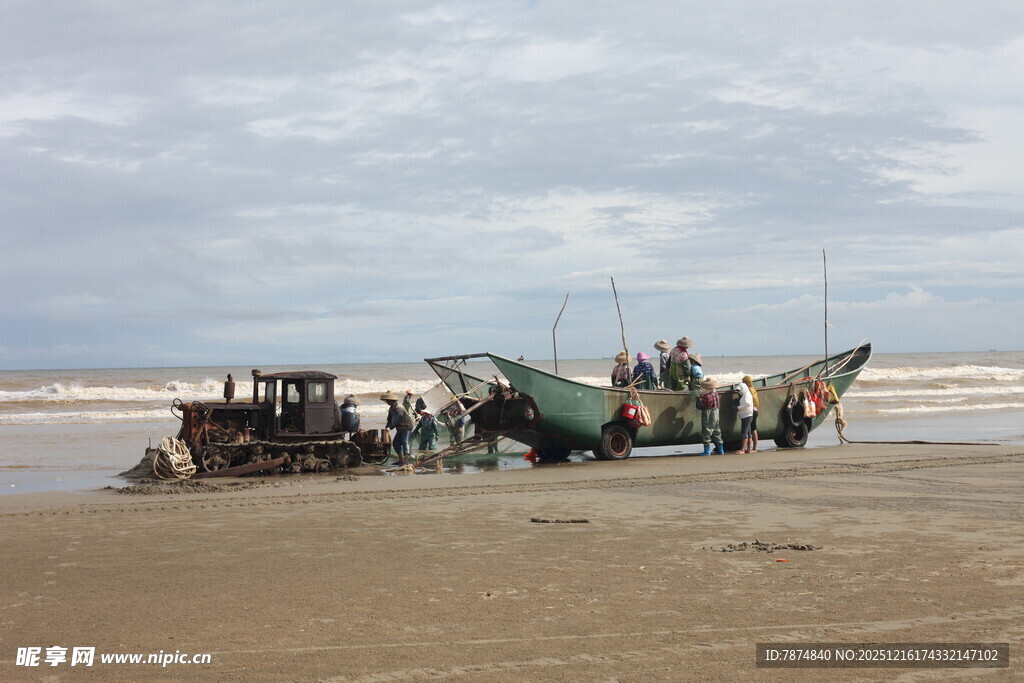 海滩上的渔船与忙碌人群
