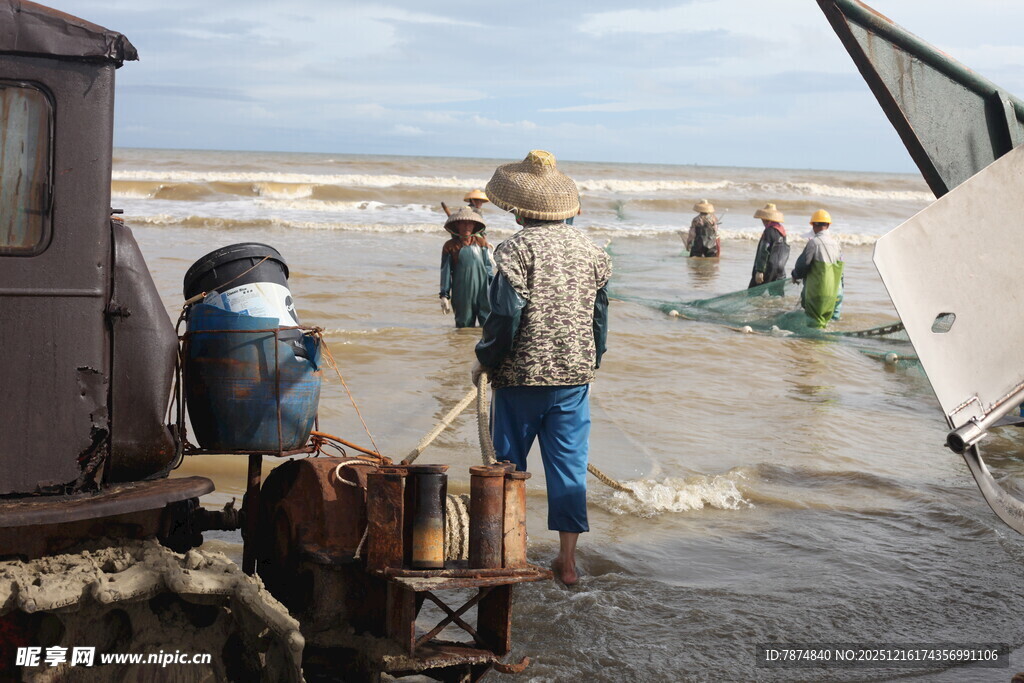 海边渔民搬运渔具场景