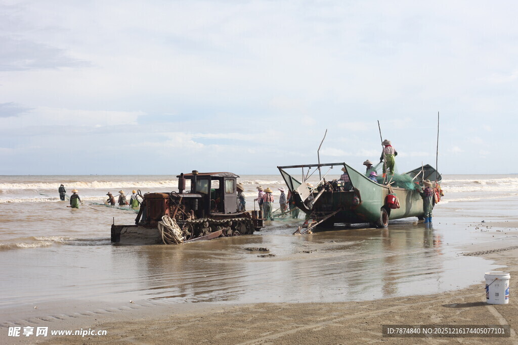 海滩上的渔船与作业场景