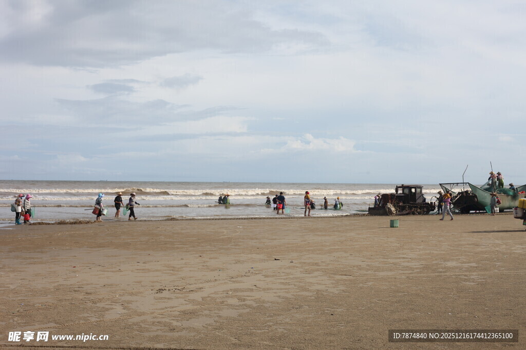 热闹的海滨沙滩场景