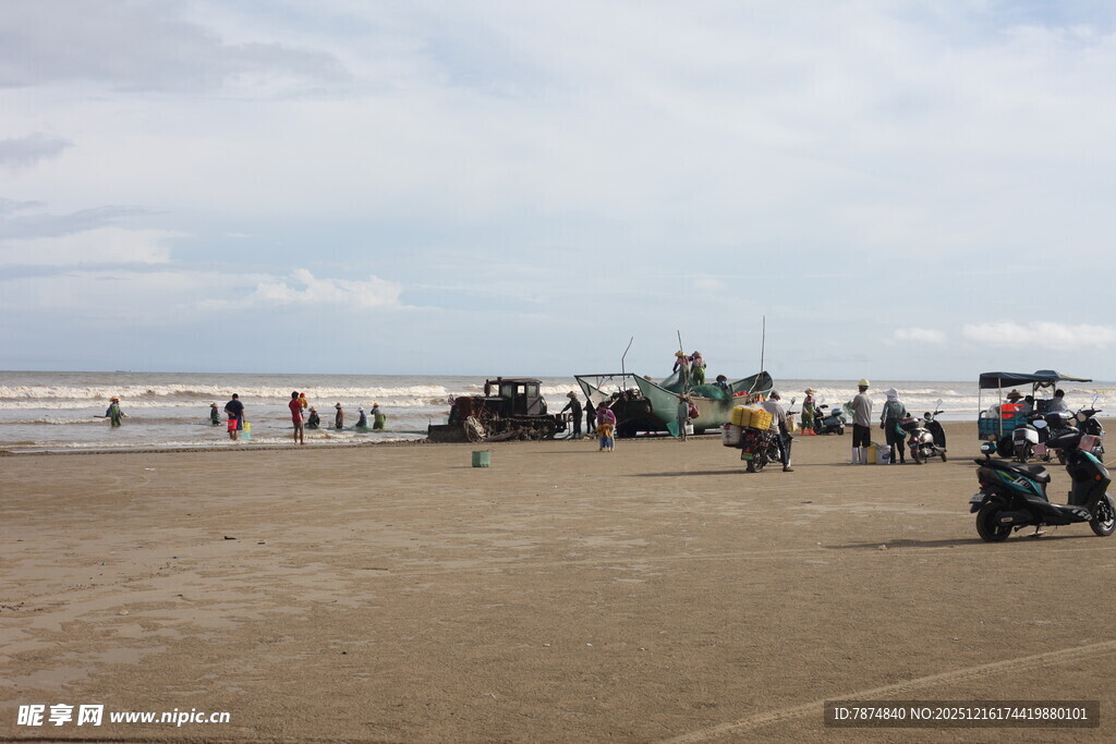 热闹的海滩人群与摩托