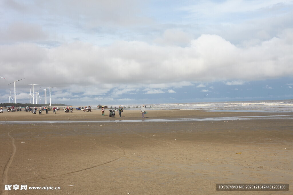 海边沙滩上的漫步人群