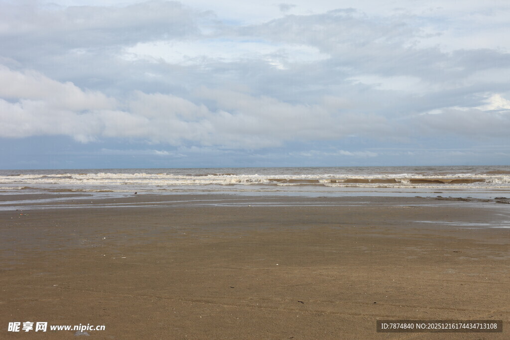 宁静海滩 海浪轻拍沙滩