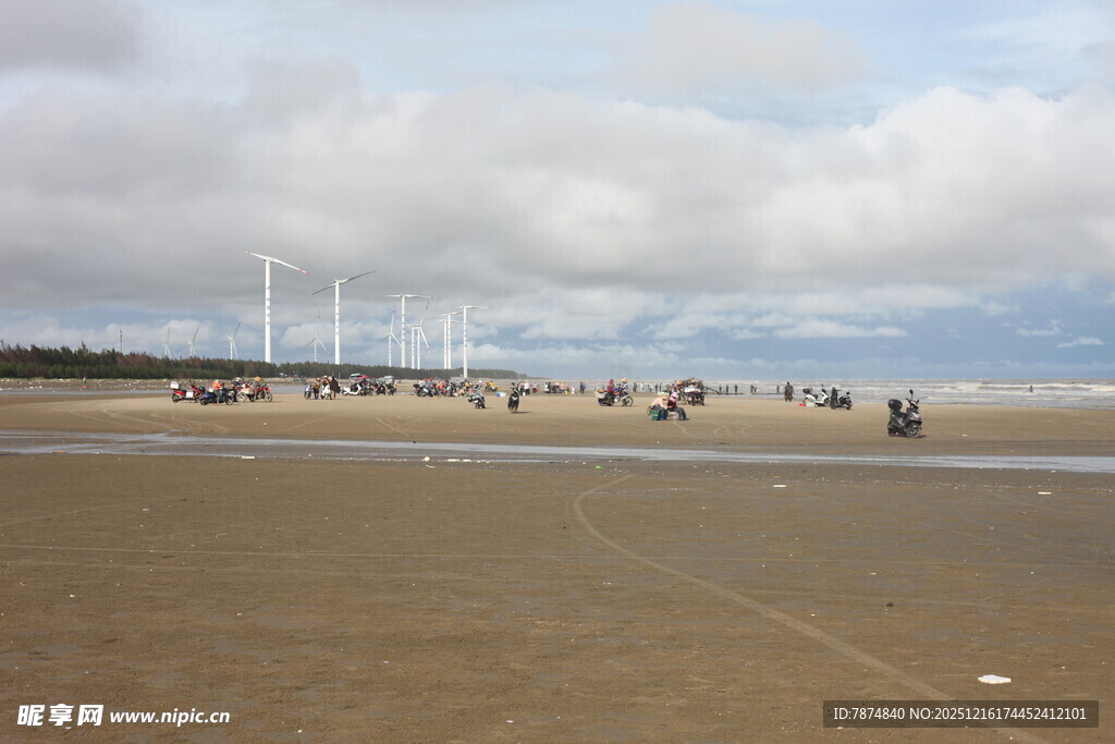 海滩上的人群与远处风车