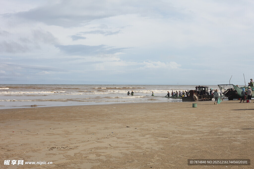 海边沙滩上的热闹景象
