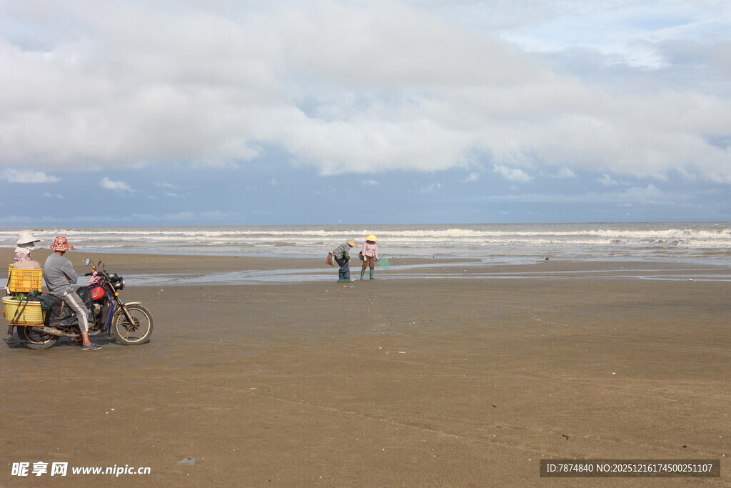 海滩上的休闲人群
