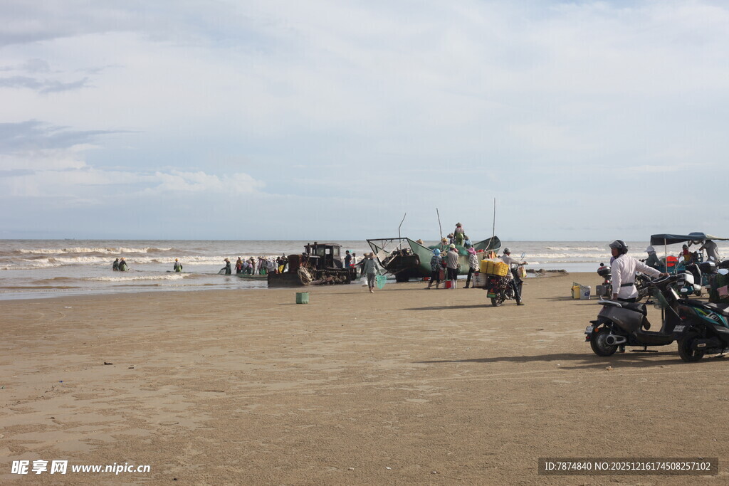 海滩上的人群与骑行者