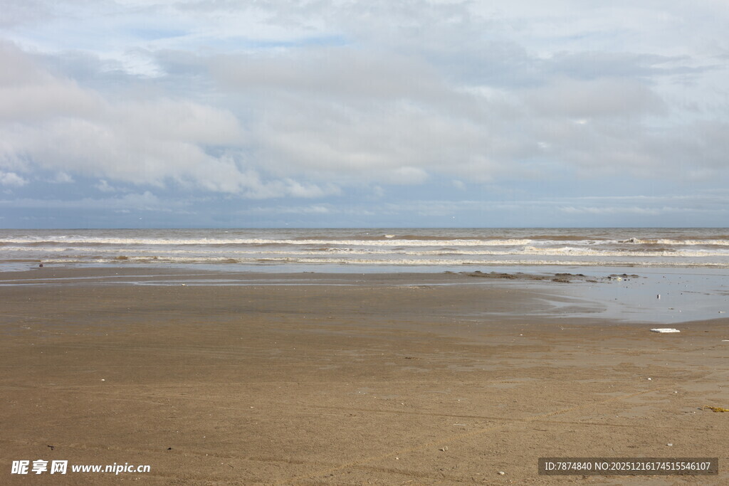 宁静沙滩与远处云海景观