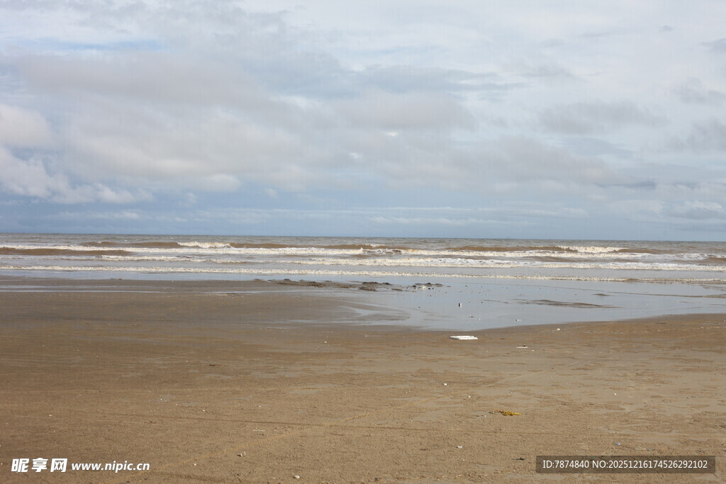 宁静海滩 海浪轻拍沙滩