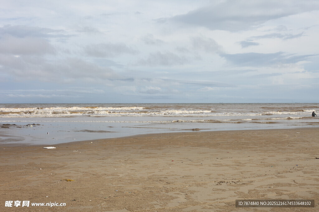 宁静海滩 海浪轻拍沙滩