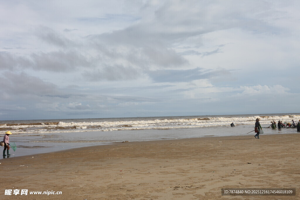 海边漫步 享受悠闲时光