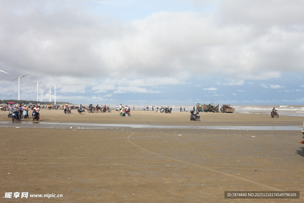 热闹海滩上的休闲人群