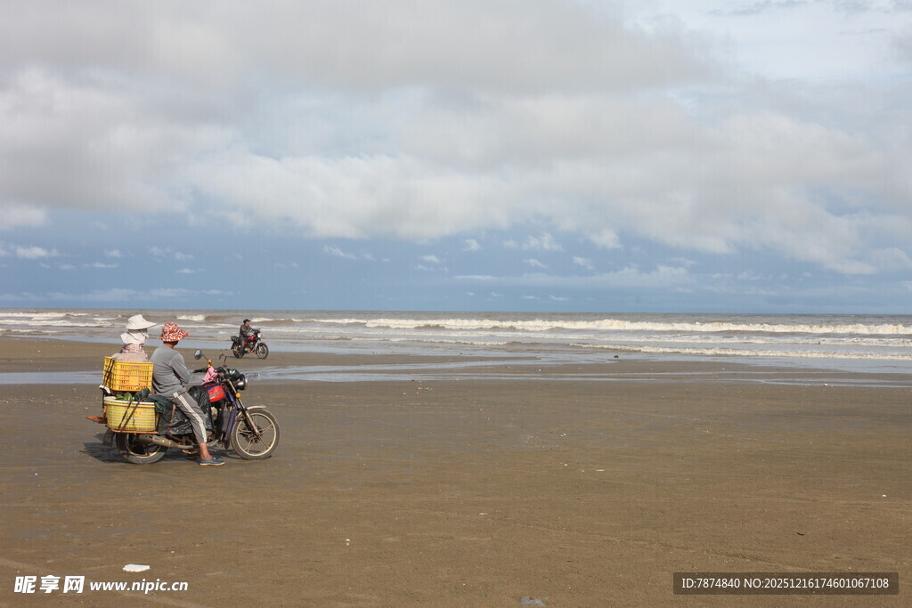 沙滩上的三轮摩托骑行
