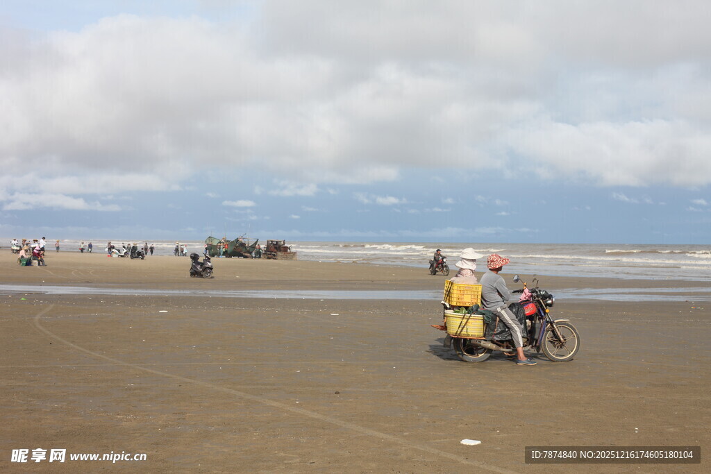 沙滩上的摩托车与人群