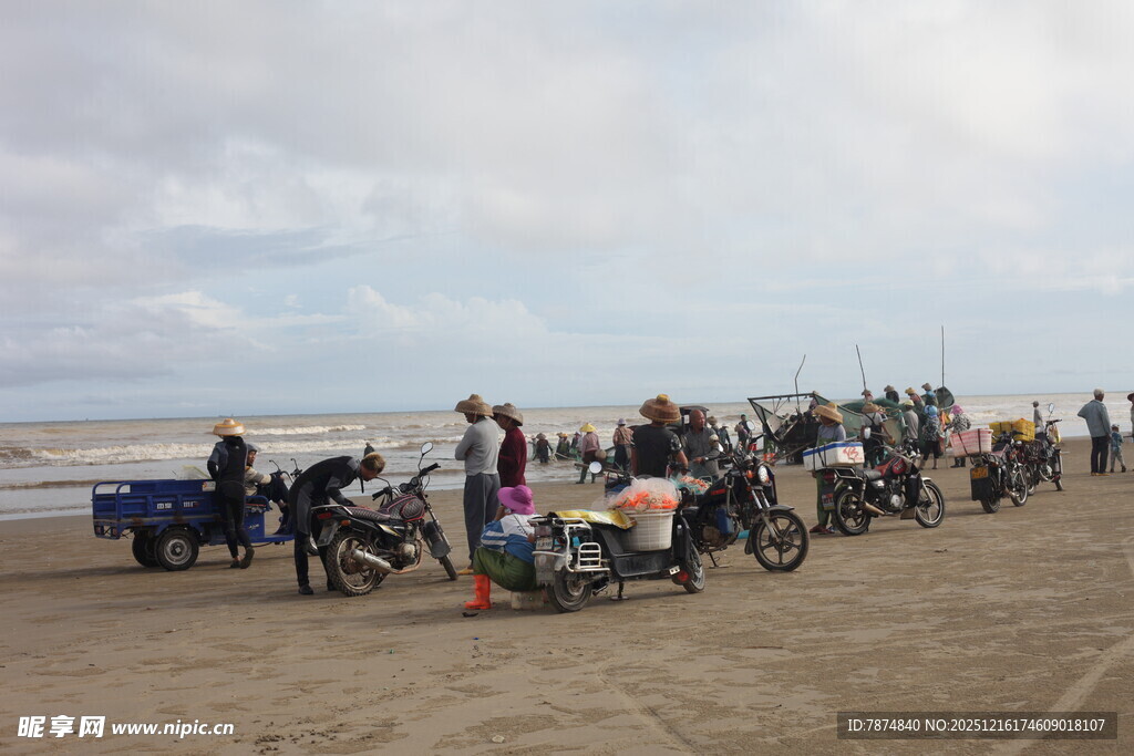 海滩上的摩托车与人群