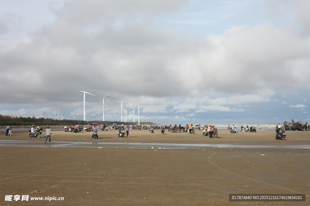 热闹海滩上的人群与风景