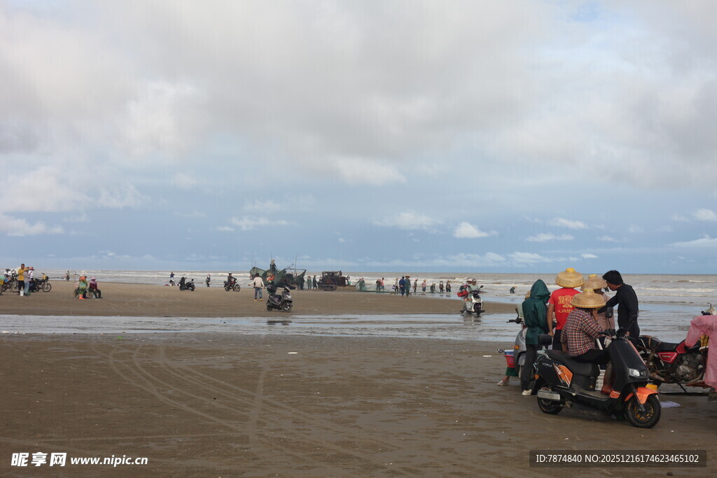 沙滩上的休闲摩托与人群