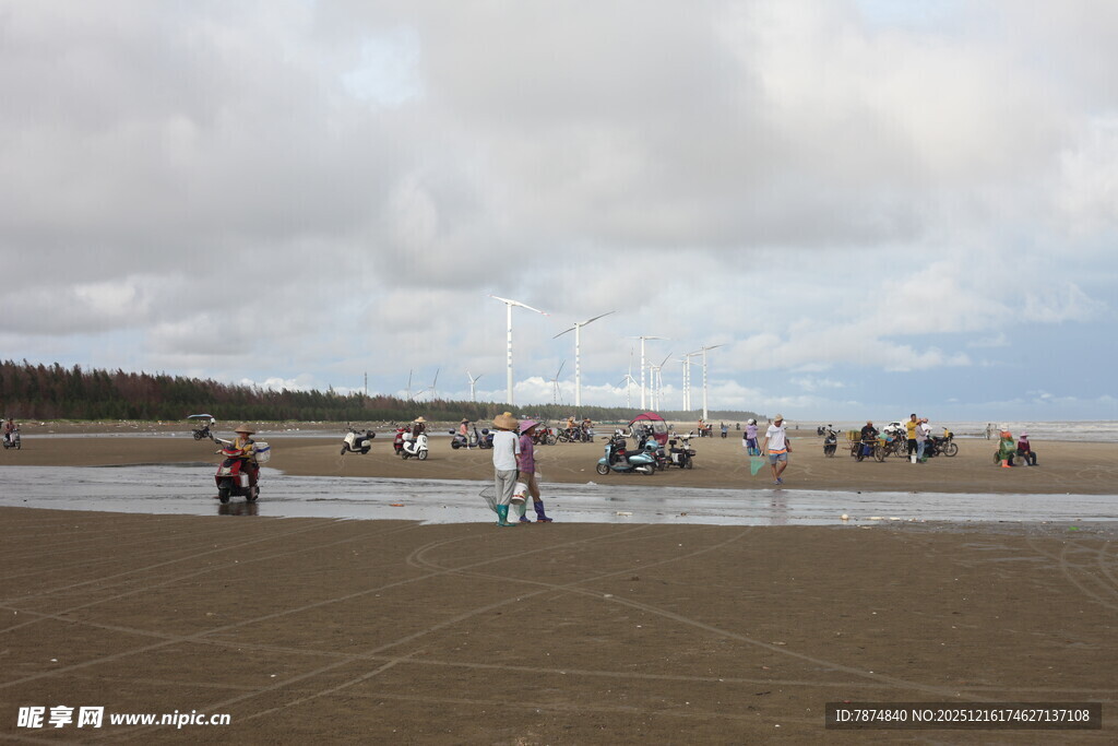 海边沙滩上的休闲人群