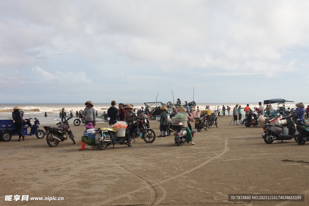 沙滩上的摩托车骑行人群