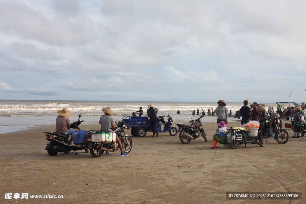 沙滩上的四轮摩托骑行队伍