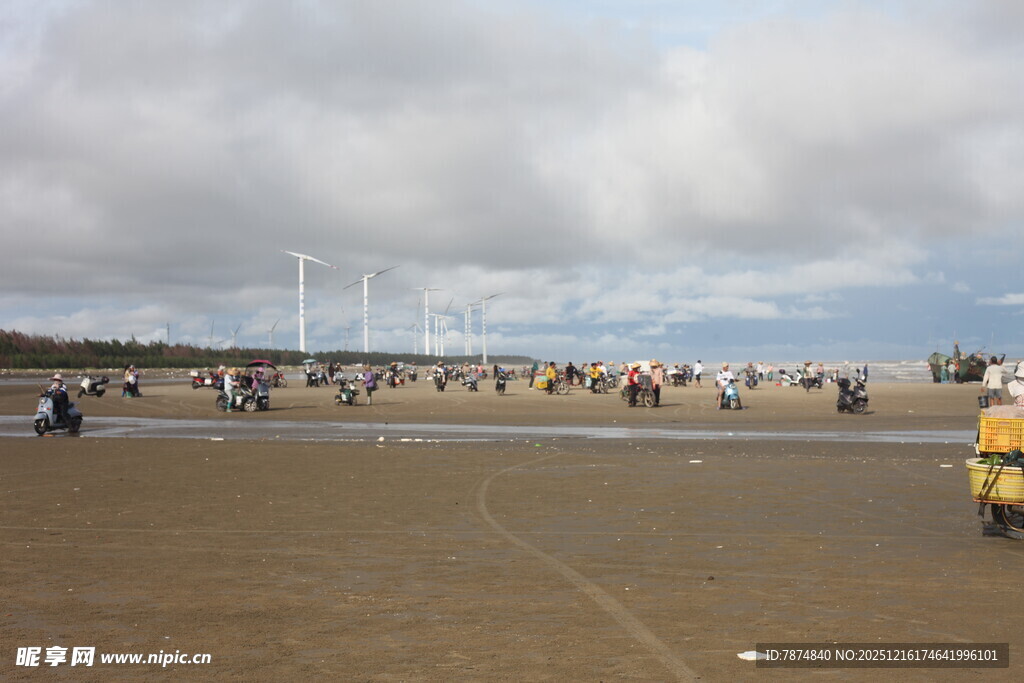 户外开阔场地人群活动场景