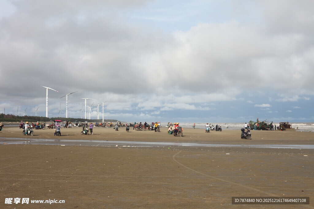 海边沙滩上的悠闲景象