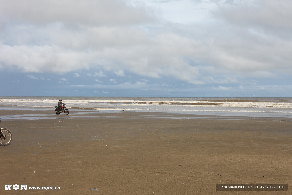 海边漫步的悠闲时刻