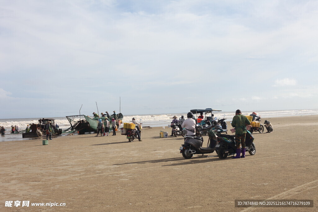 沙滩上的休闲车辆与人群