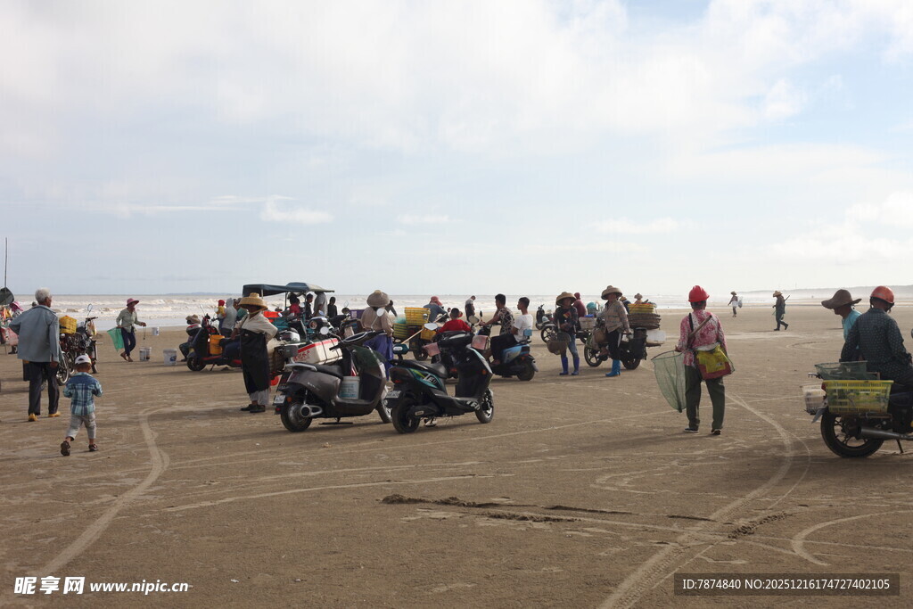 沙滩上的热闹摩托活动场景