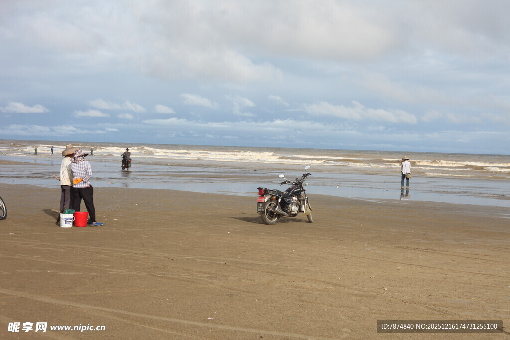 沙滩上的休闲人群与风景