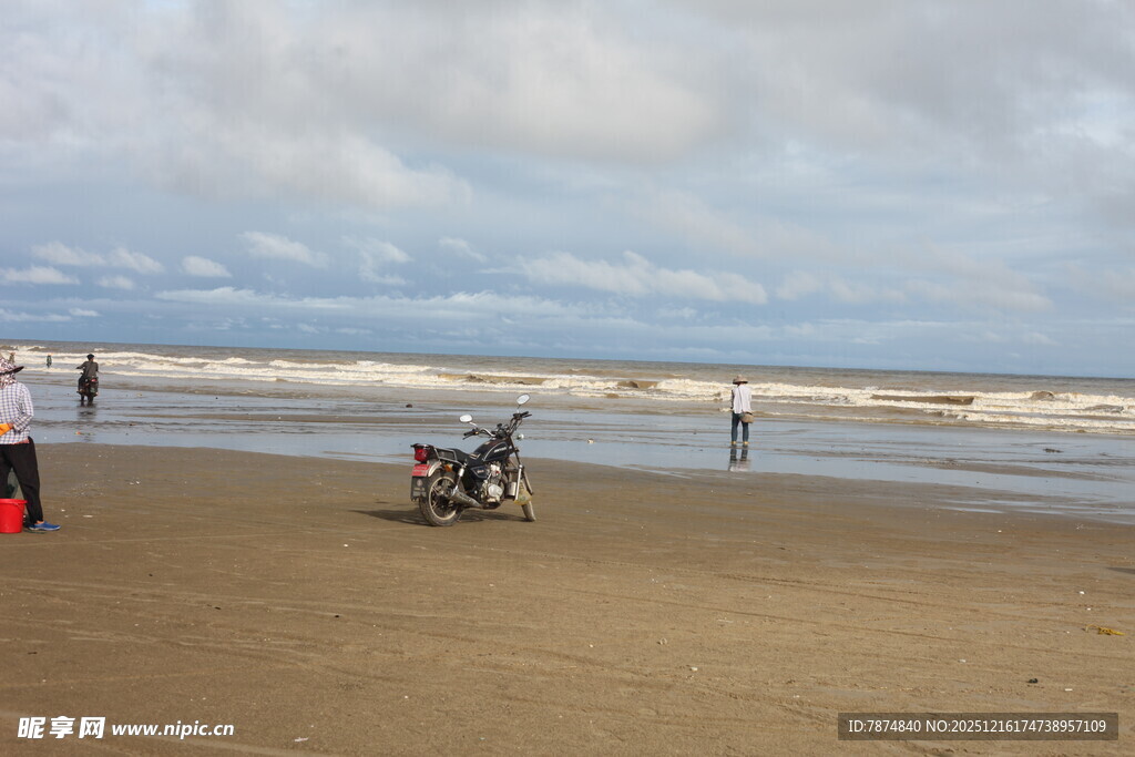 海边沙滩上的休闲场景