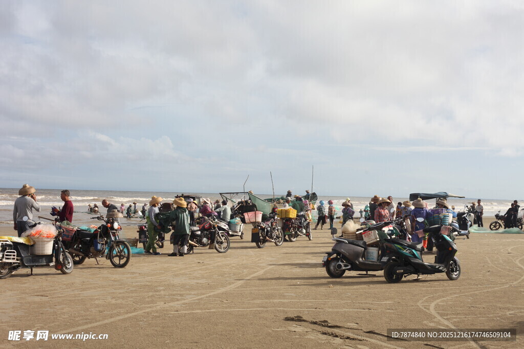 沙滩上的热闹摩托聚会