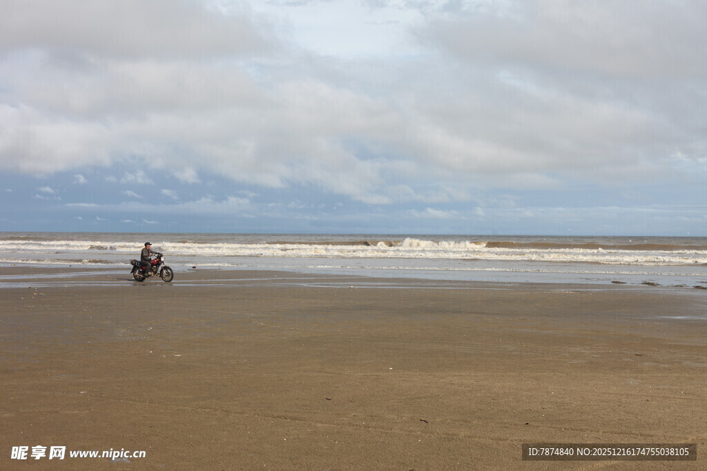 海边沙滩上的骑行身影