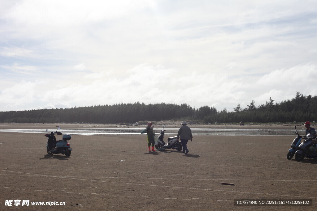 沙滩上的摩托车骑行者