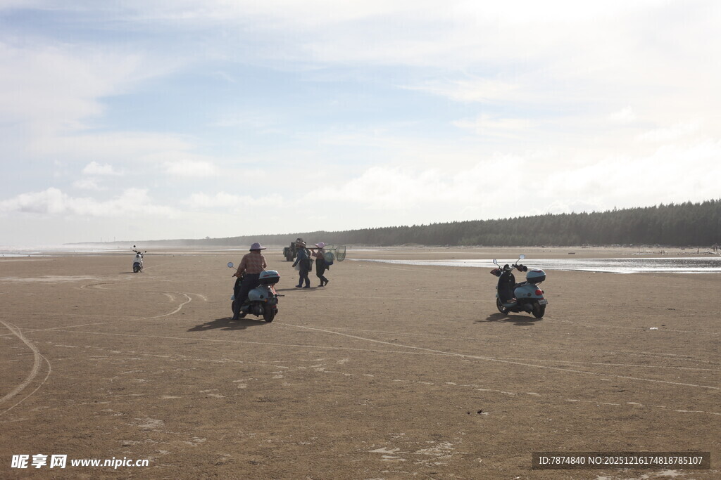 沙滩上的四轮摩托骑行者
