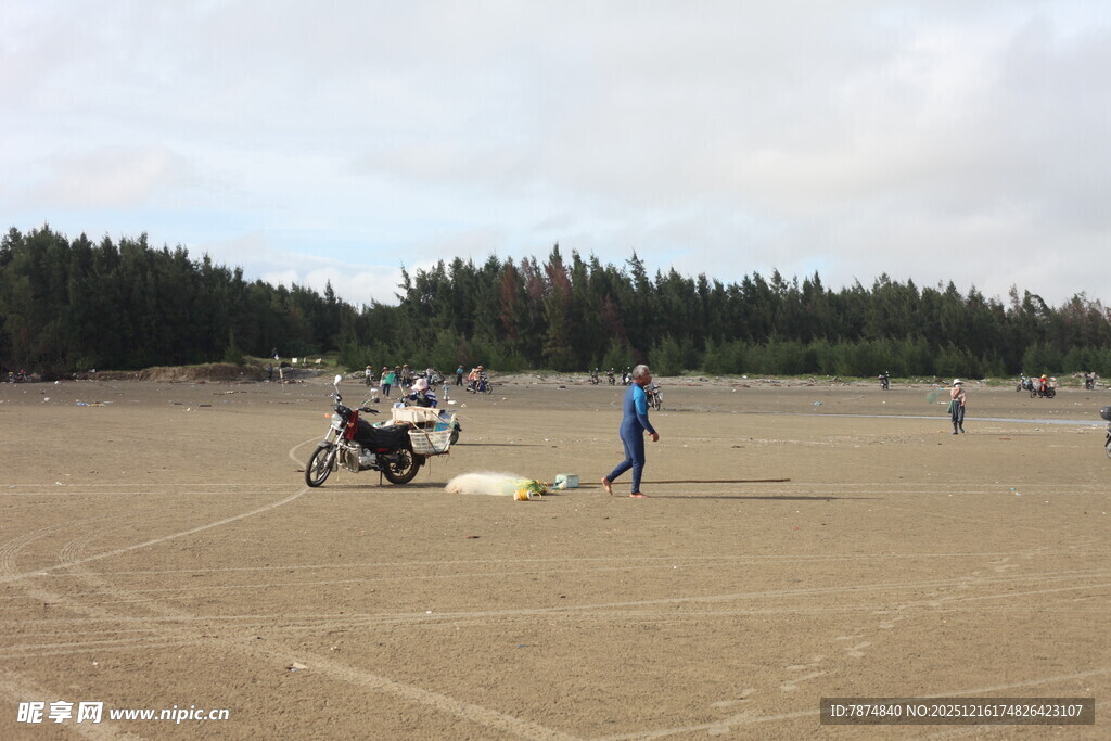 沙滩上的摩托车与人物活动