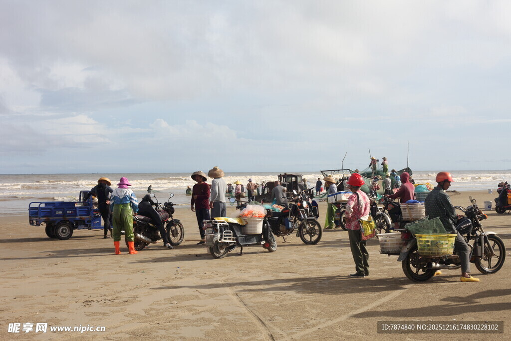 沙滩上的摩托车与人群