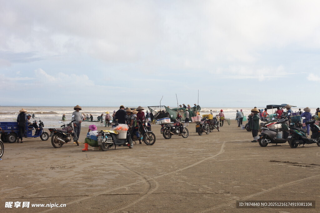 沙滩上的摩托车骑行队伍