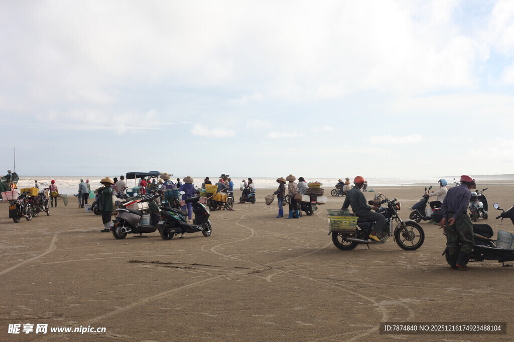 沙滩上的摩托车聚会场景