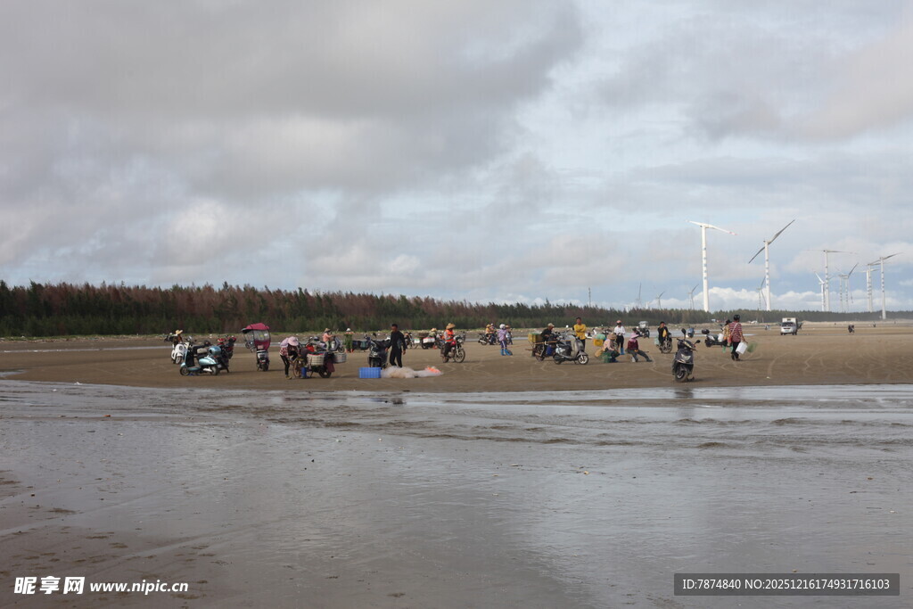 海滩上的人群与阴沉天空
