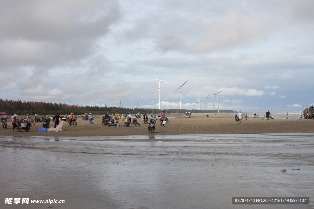 热闹海滩上的人群与海景