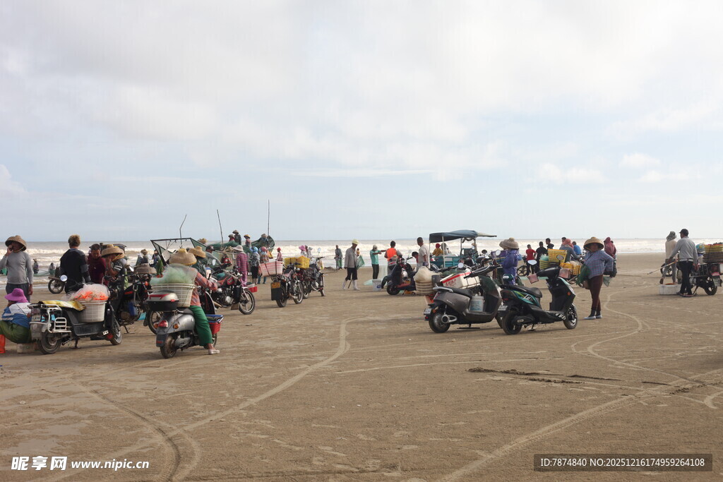沙滩上的热闹摩托聚会