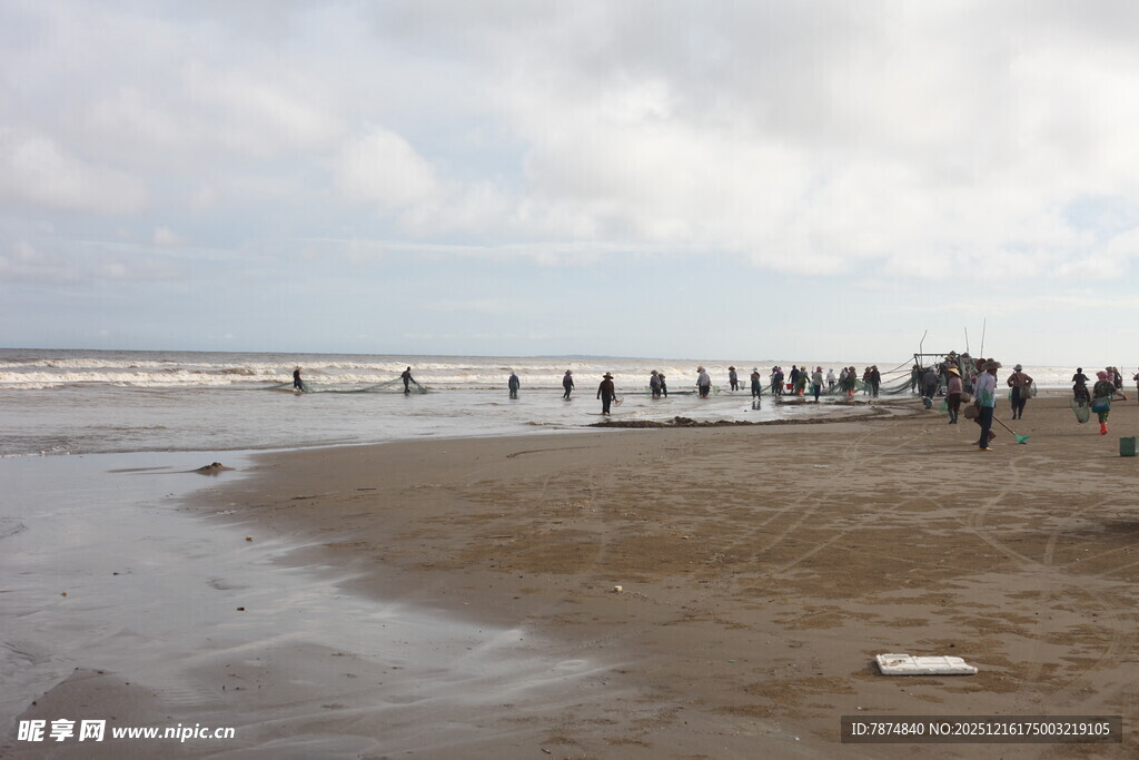 海滩上的人群与开阔风景