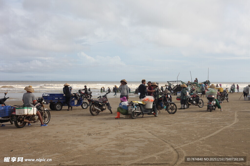 海滩上的摩托车与人群