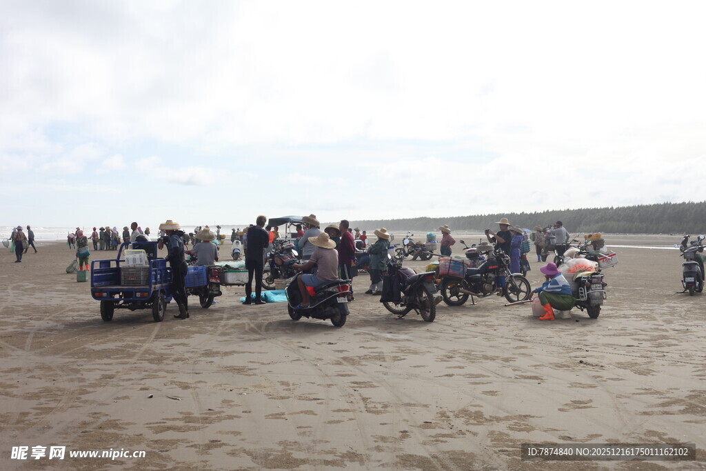 沙滩上的四轮摩托聚会