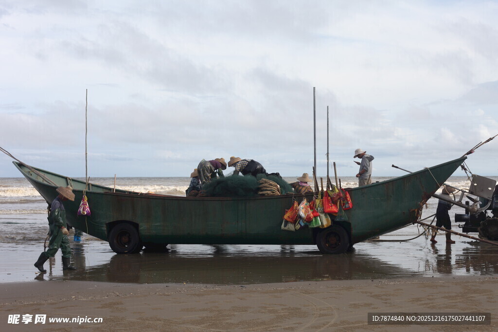 海滩上的多彩渔船