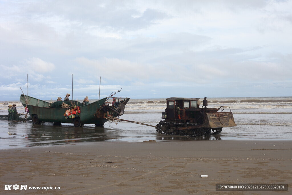 海滩上的渔船与车辆
