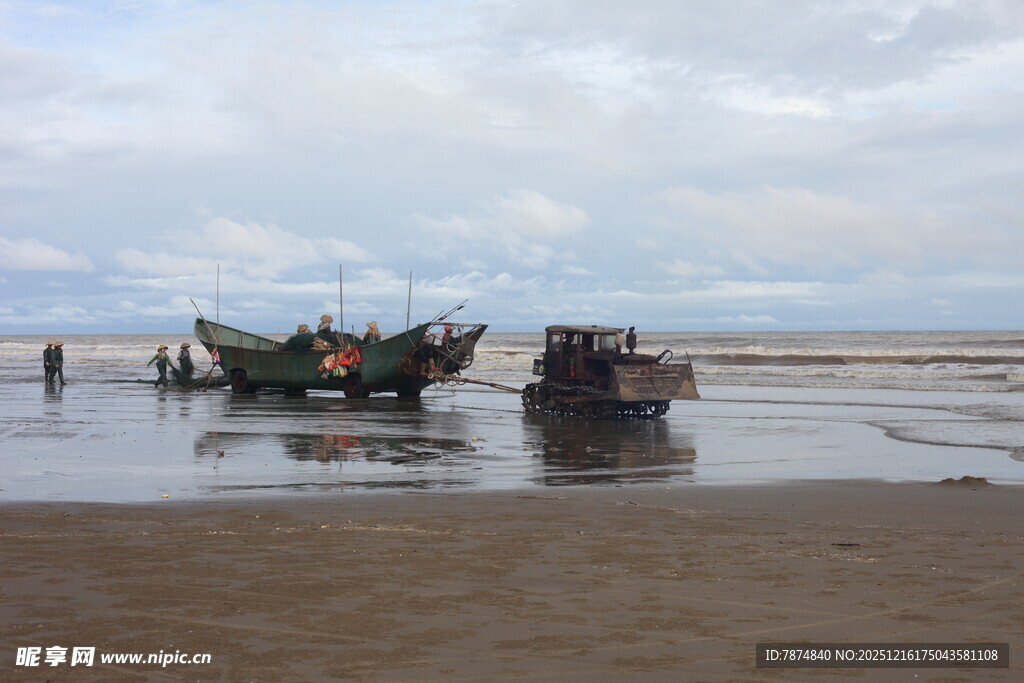 海滩上的船只与劳作场景
