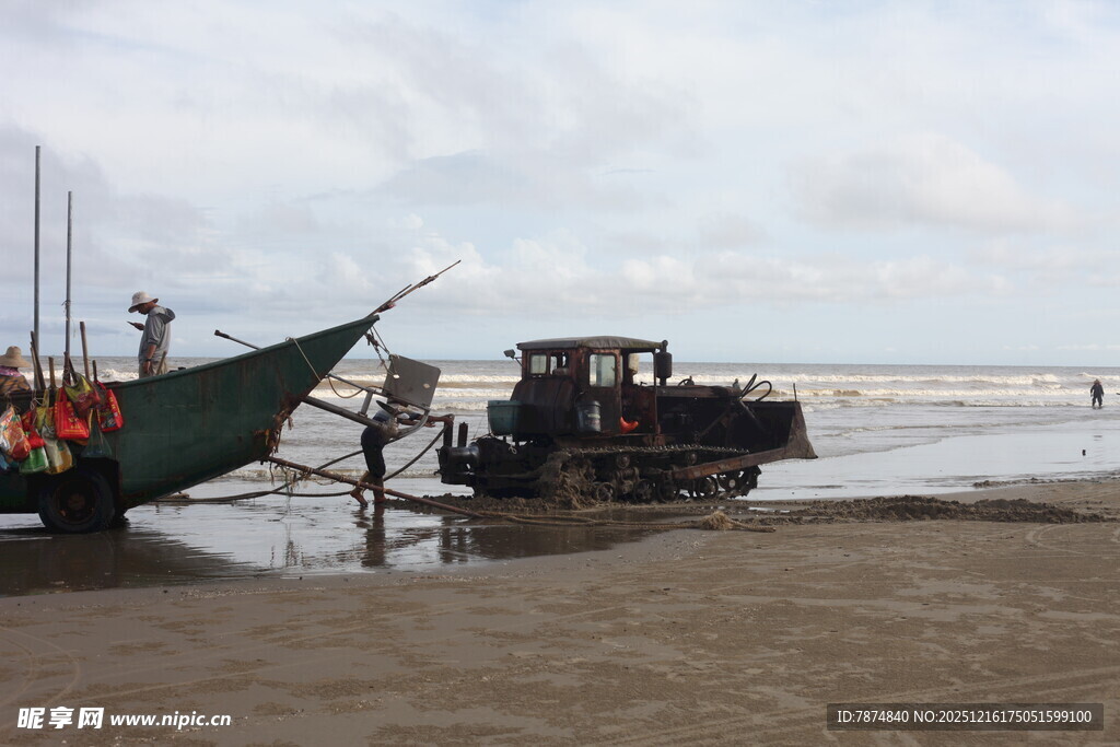海滩上的渔船与车辆