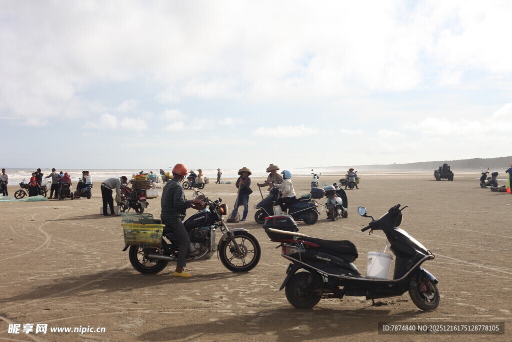 沙滩上的摩托车与人群
